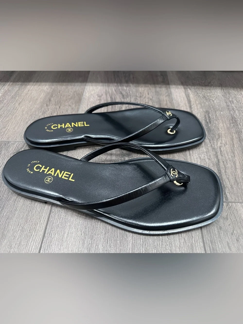 2026 CHANEL Black leather GOLD CC Logo FLIP FLOP Slides Flat Sandals 41.5C BLAZY